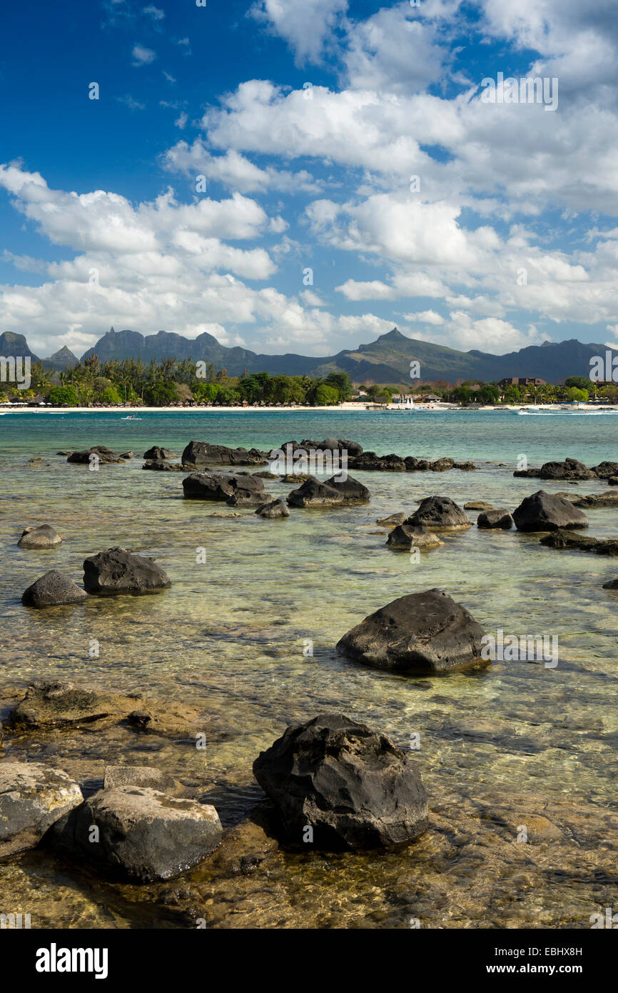 Mauricio, Pointe aux Piments, Monte Pieter ambos y las montañas costeras de Turtle Bay Foto de stock