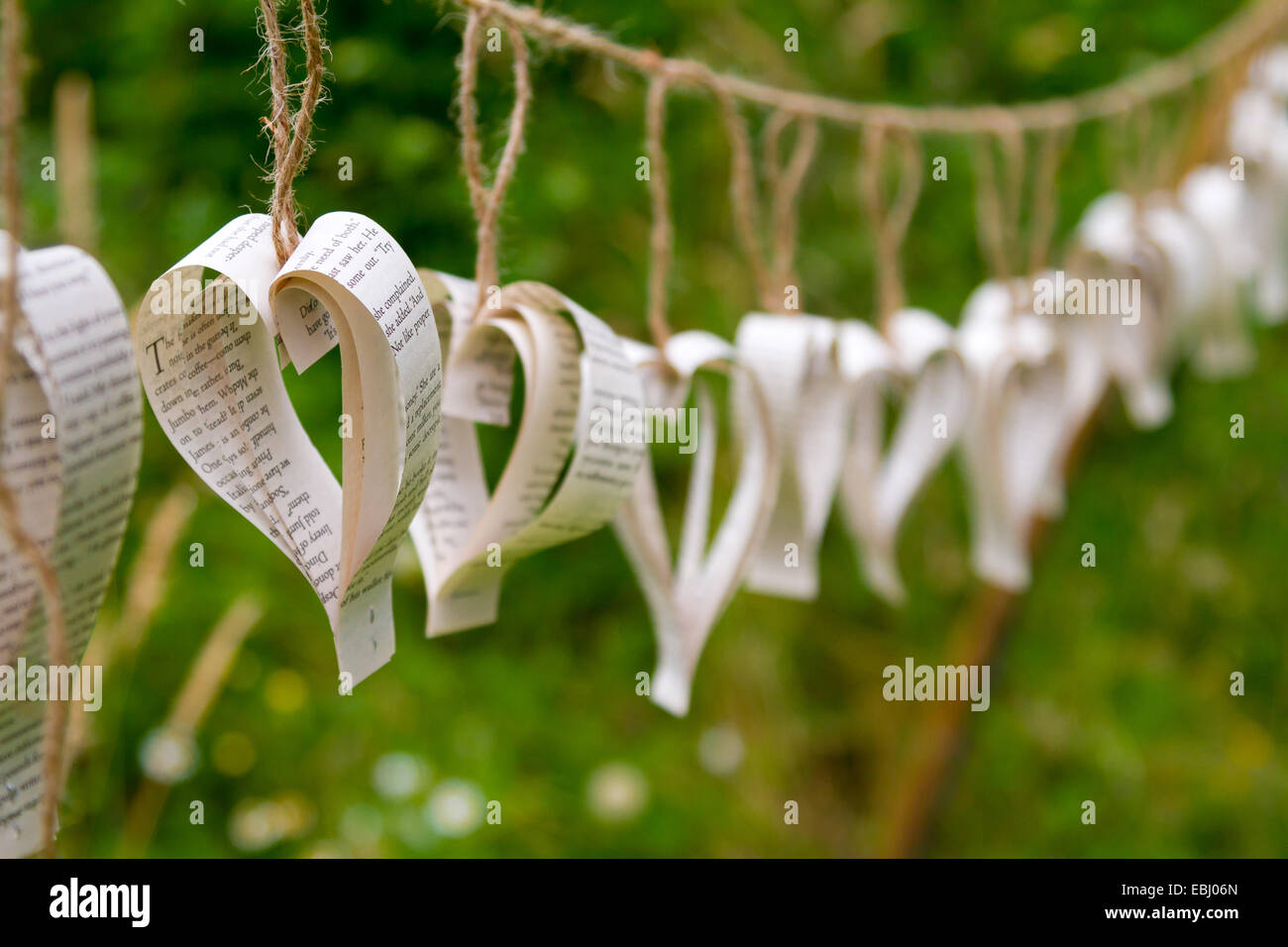 Adornos de boda incluyen estos corazones de papel artesanal en una  recepción al aire libre Fotografía de stock - Alamy