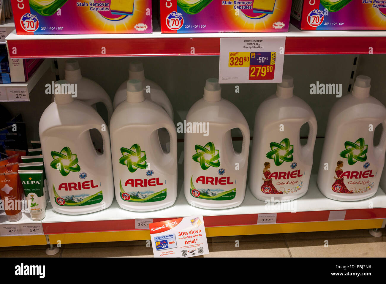 Lavado de polvo Ariel en una estantería de supermercado República Checa Foto de stock