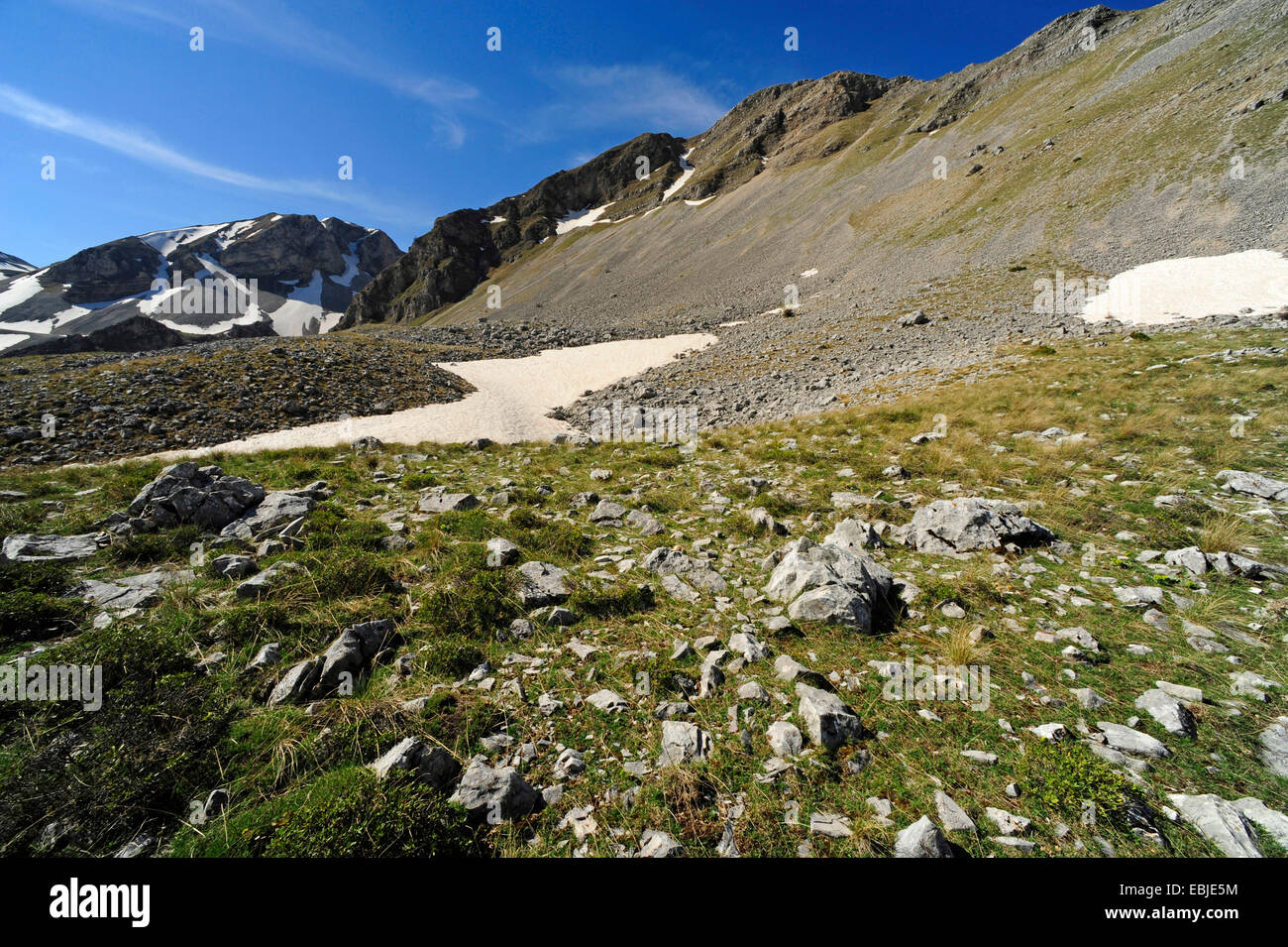 Paisaje de montaña de residuos con restos de nieve en el monte Peristeri al Pindus, Grecia, Pindos Gebirge Foto de stock