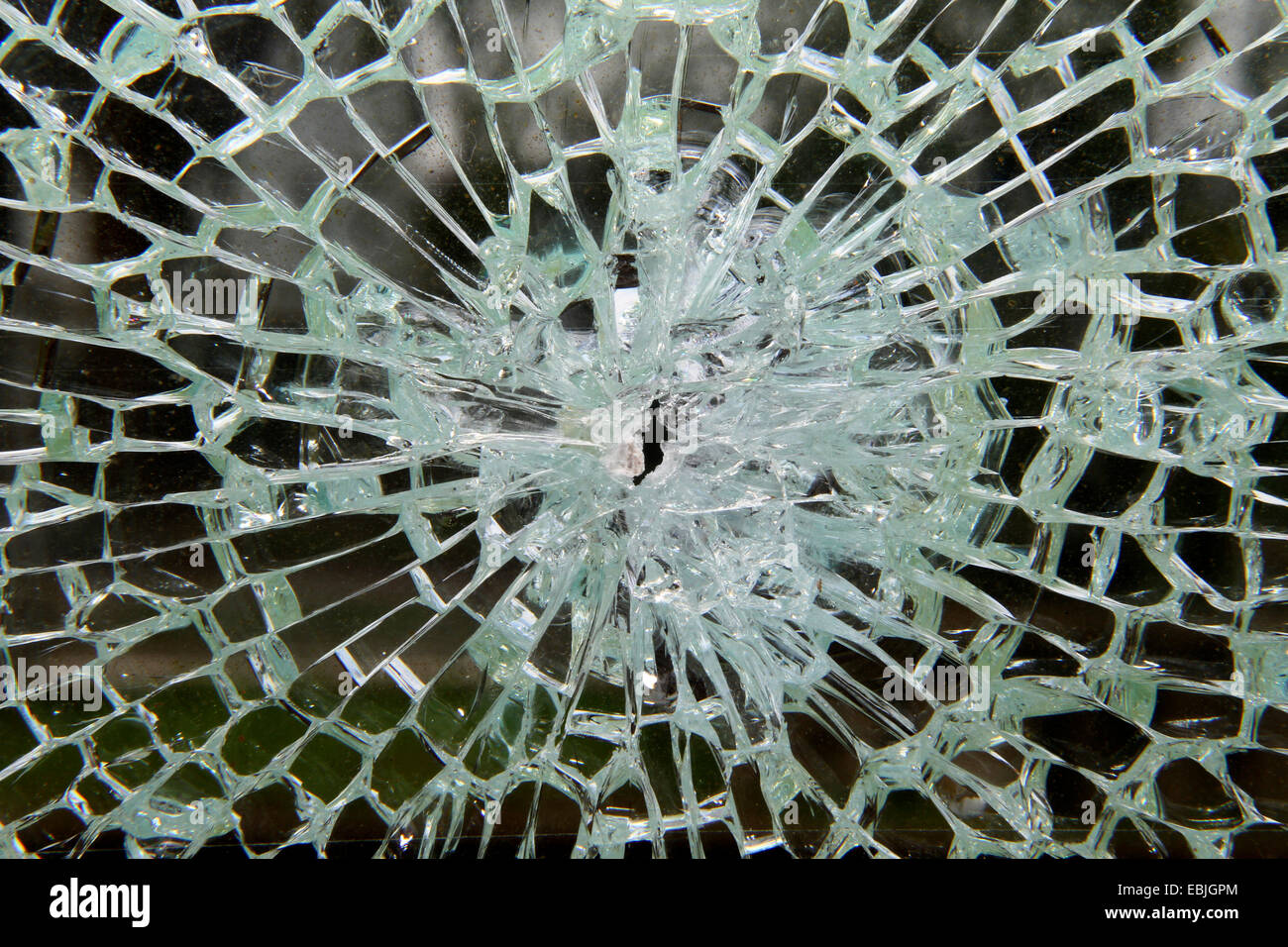 Vidrio de seguridad rompió tras un fuerte impacto Foto de stock
