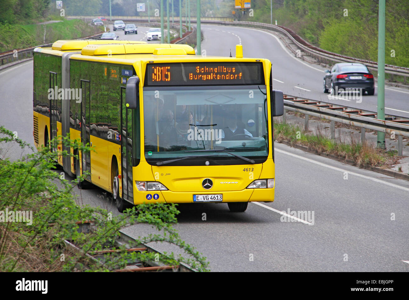 Vehículo de servicio público en la autopista que conecta el centro de la ciudad con los suburbios, en Alemania, en Renania del Norte-Westfalia, área de Ruhr, Essen Foto de stock