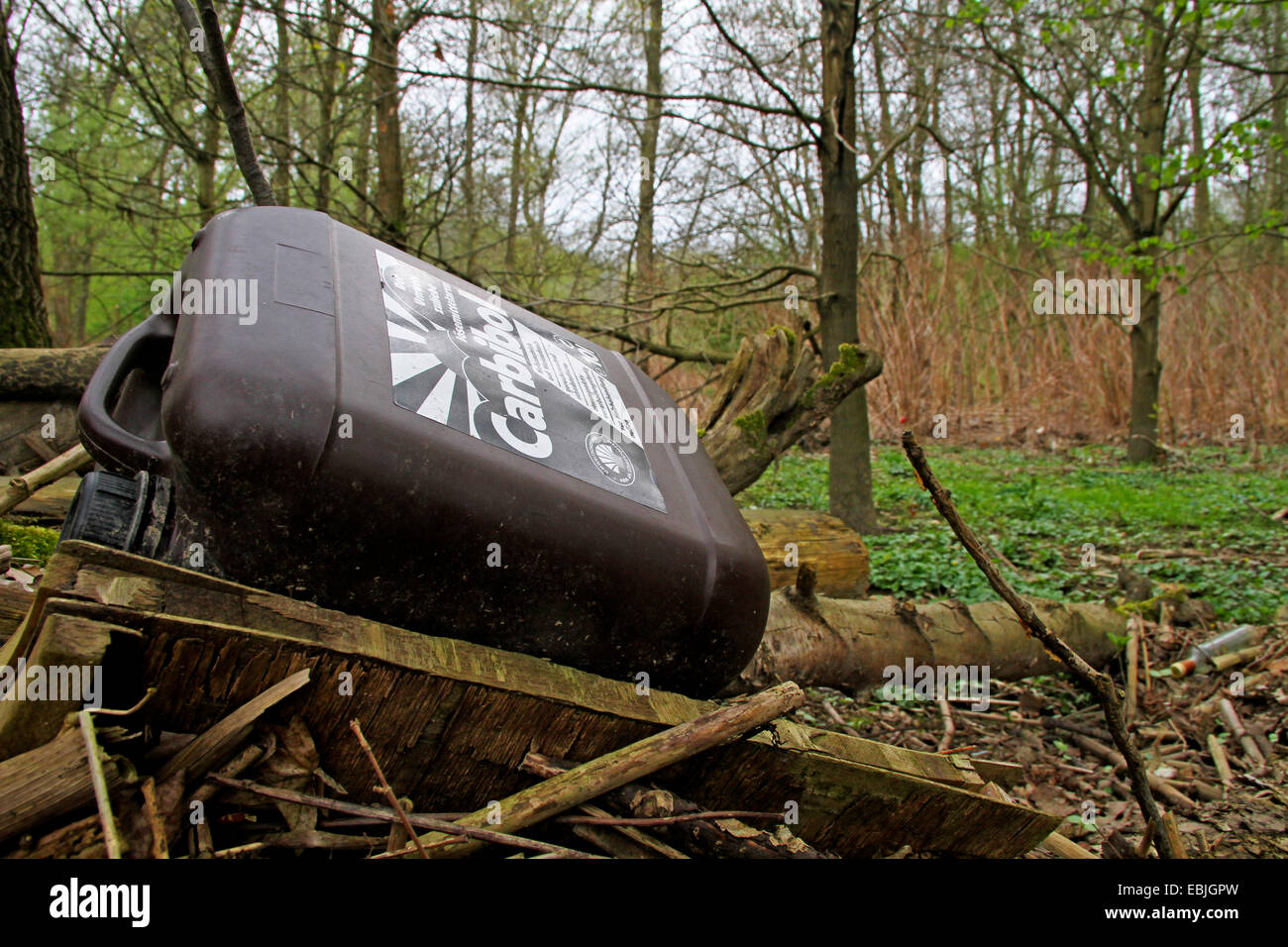 Residuos químicos eliminados ilegalmente en un paisaje de llanuras inundables, en Alemania, en Renania del Norte-Westfalia, área de Ruhr, Essen Foto de stock