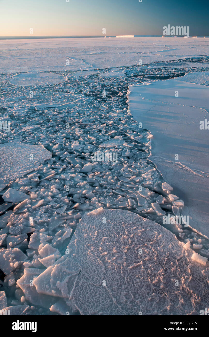 Vía a través de la banquisa por un rompehielos en el extremo frost cerca del lugar de descanso Austasen iceberg al amanecer, la Antártida Foto de stock