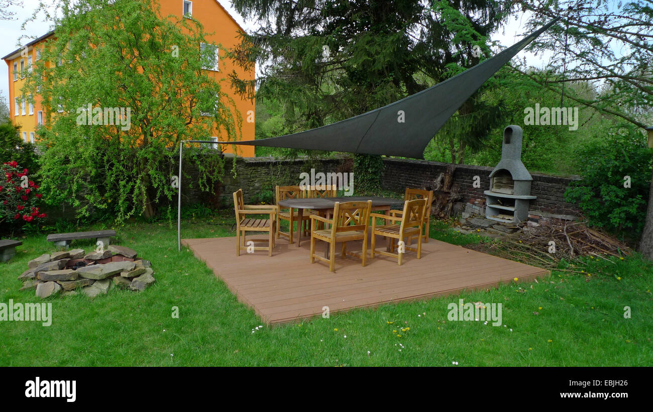 Mesa de jardín cubierto con muchas sillas en un jardín ornamental  Fotografía de stock - Alamy