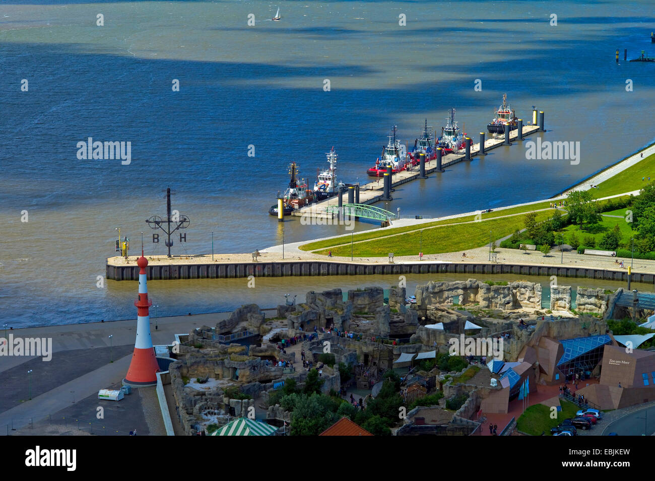 Vistas panorámicas al seaover el "Zoo am Meer" y el barco remolcador Quays, Bremerhaven, Alemania Foto de stock