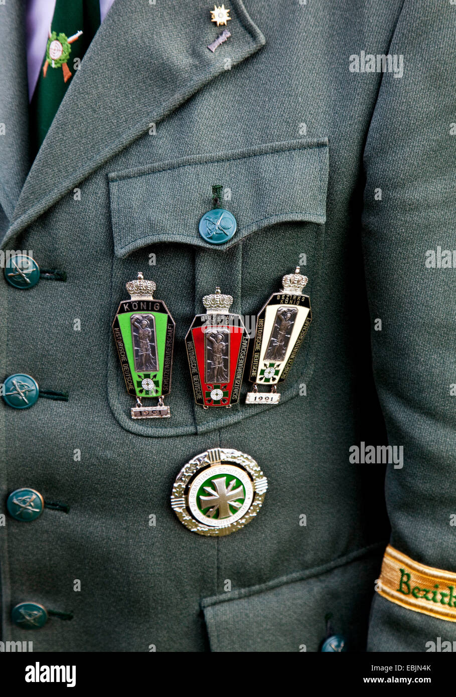 Medallas en un uniforme en el festival en Ottfingen tiradores, en Alemania, en Renania del Norte-Westfalia, Sauerland, Wenden-Huensborn Foto de stock