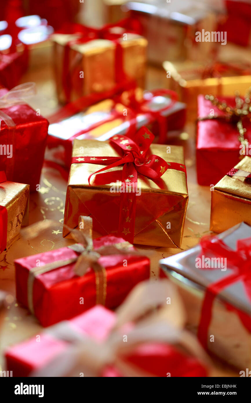 Poco de regalos de Navidad, decoración navideña Foto de stock