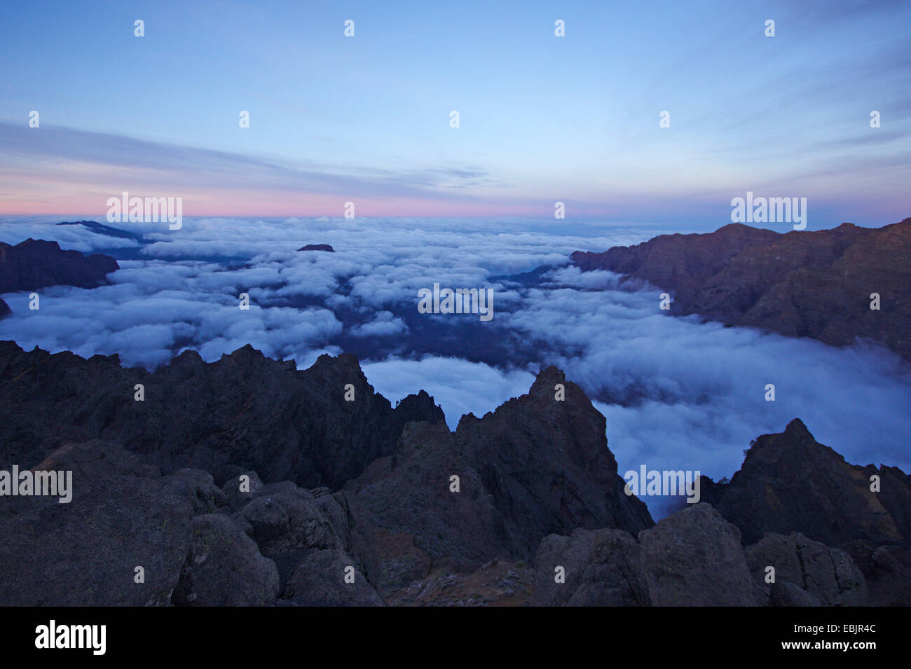 Vista desde el pico de la Cruz a través de la Caldera de Taburiente, en la luz de la mañana, las Islas Canarias, La Palma, el Parque Nacional de la Caldera de Taburiente Foto de stock