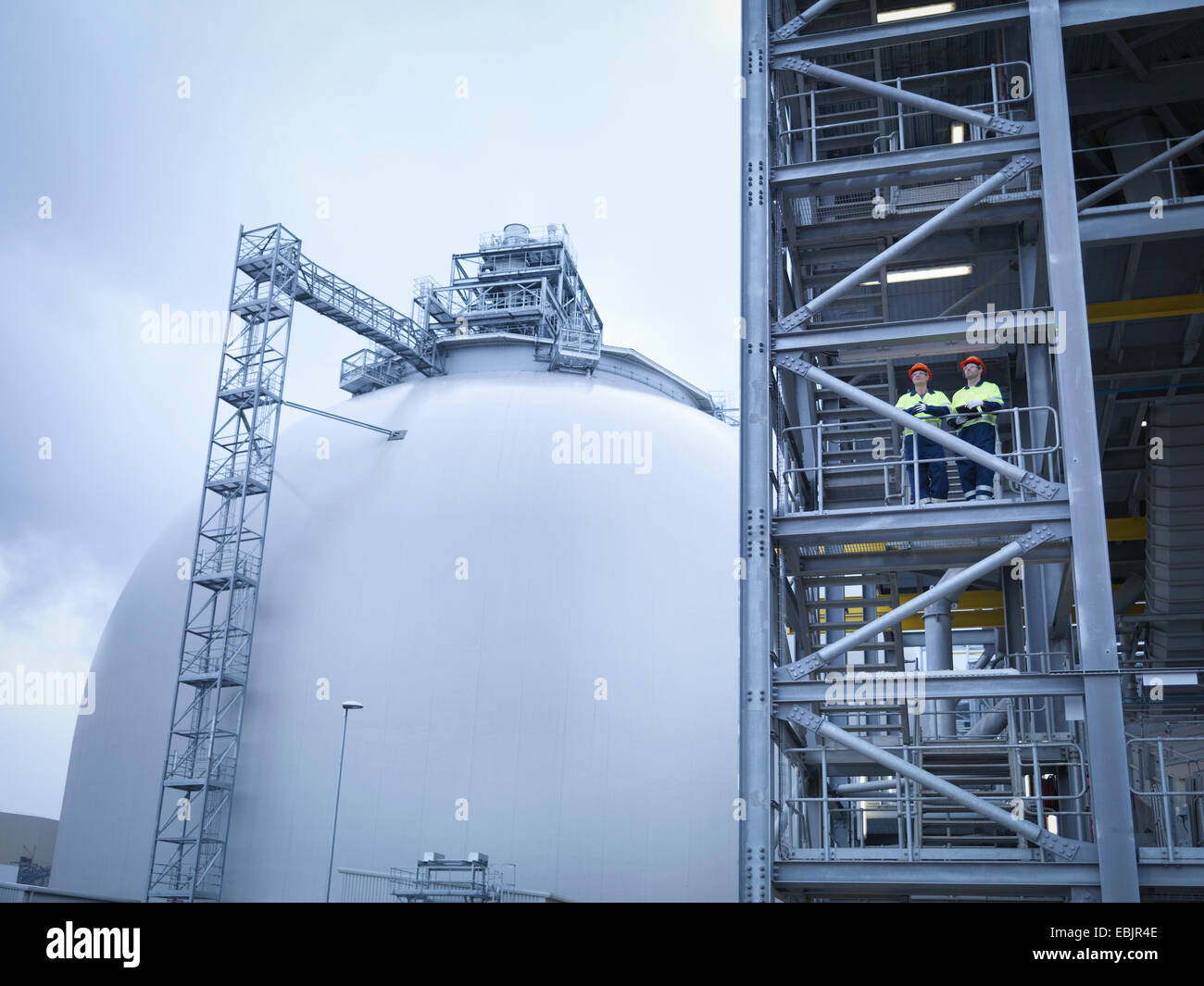 Los trabajadores en la planta de biomasa de bajo ángulo de visión Foto de stock