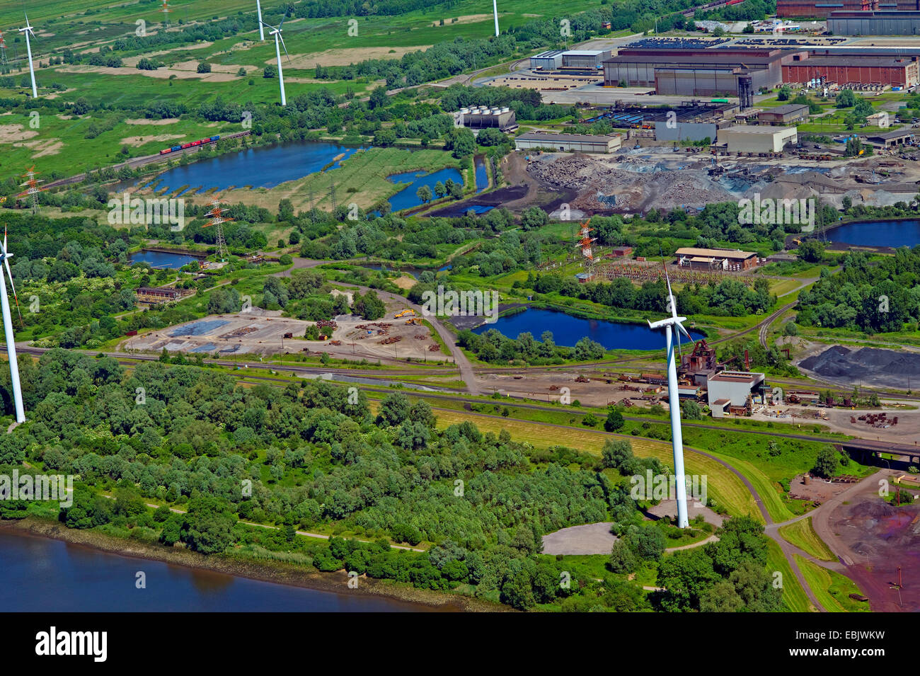 Vista aérea de las instalaciones de la fábrica de acero Arcelor Mittal con zonas verdes y el viento entre las ruedas en Bremen, Alemania, Foto de stock