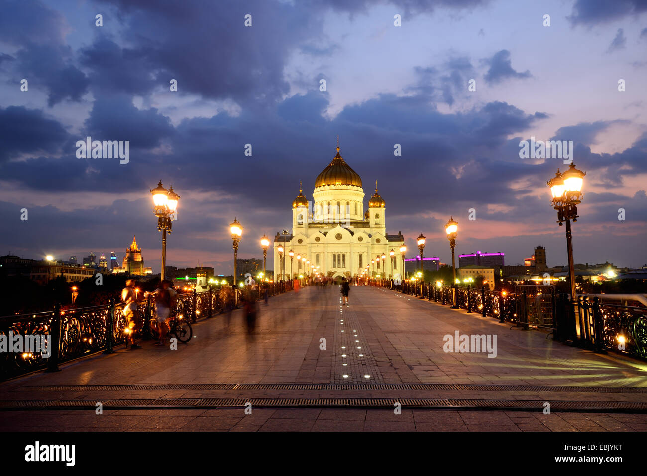 Vista de la Catedral de Cristo el Salvador y puente Patriarshy durante la noche, Moscú, Rusia Foto de stock