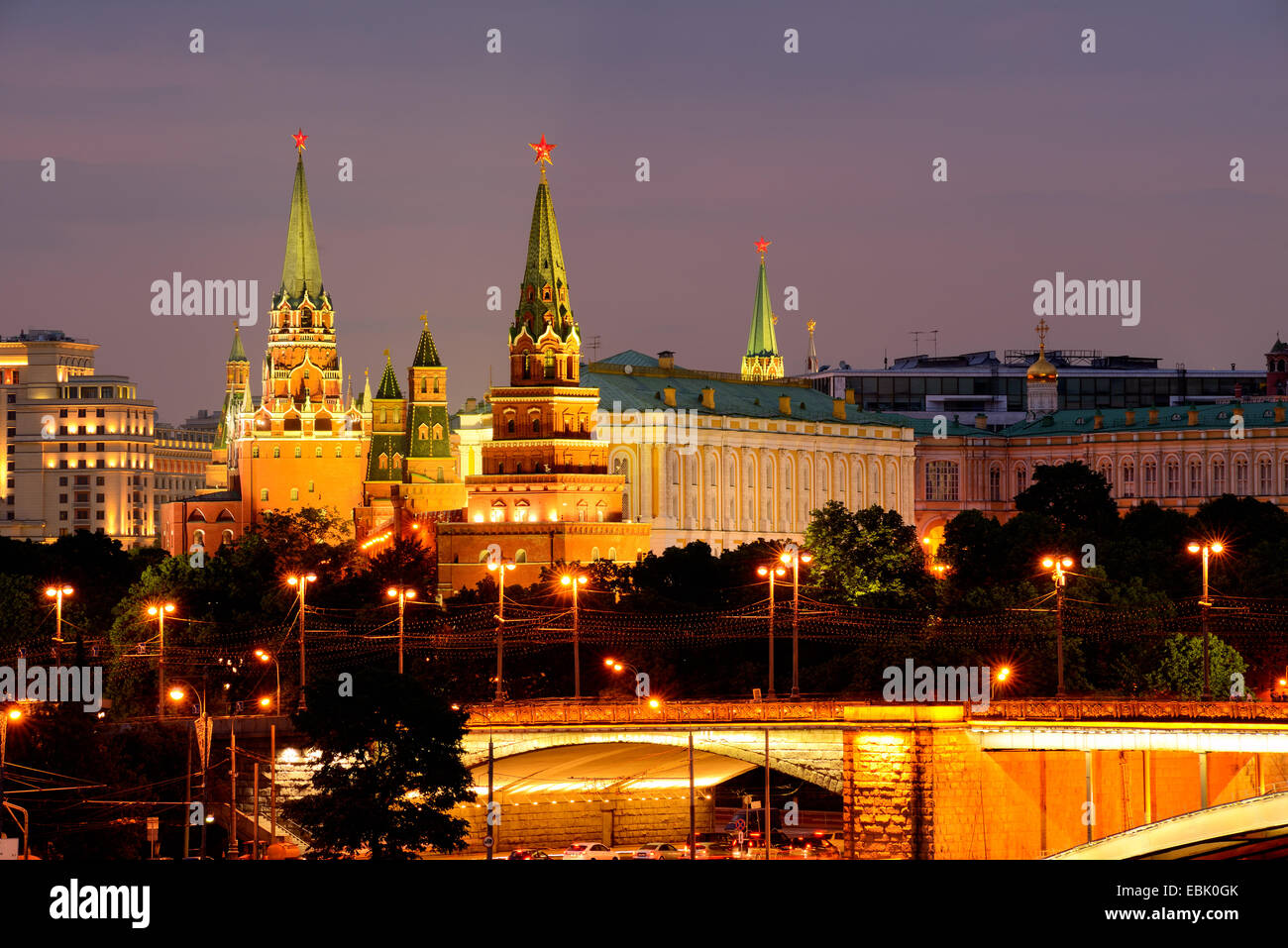 Vista de las torres del Kremlin y el Bolshoi Kamenny bridge de noche, Moscú, Rusia Foto de stock