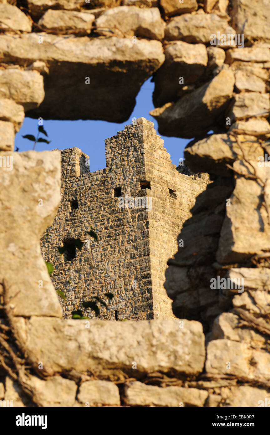 Og torre del castillo ruina de Dvigrad enmarcado por un agujero en la pared, Croacia, Istria Foto de stock