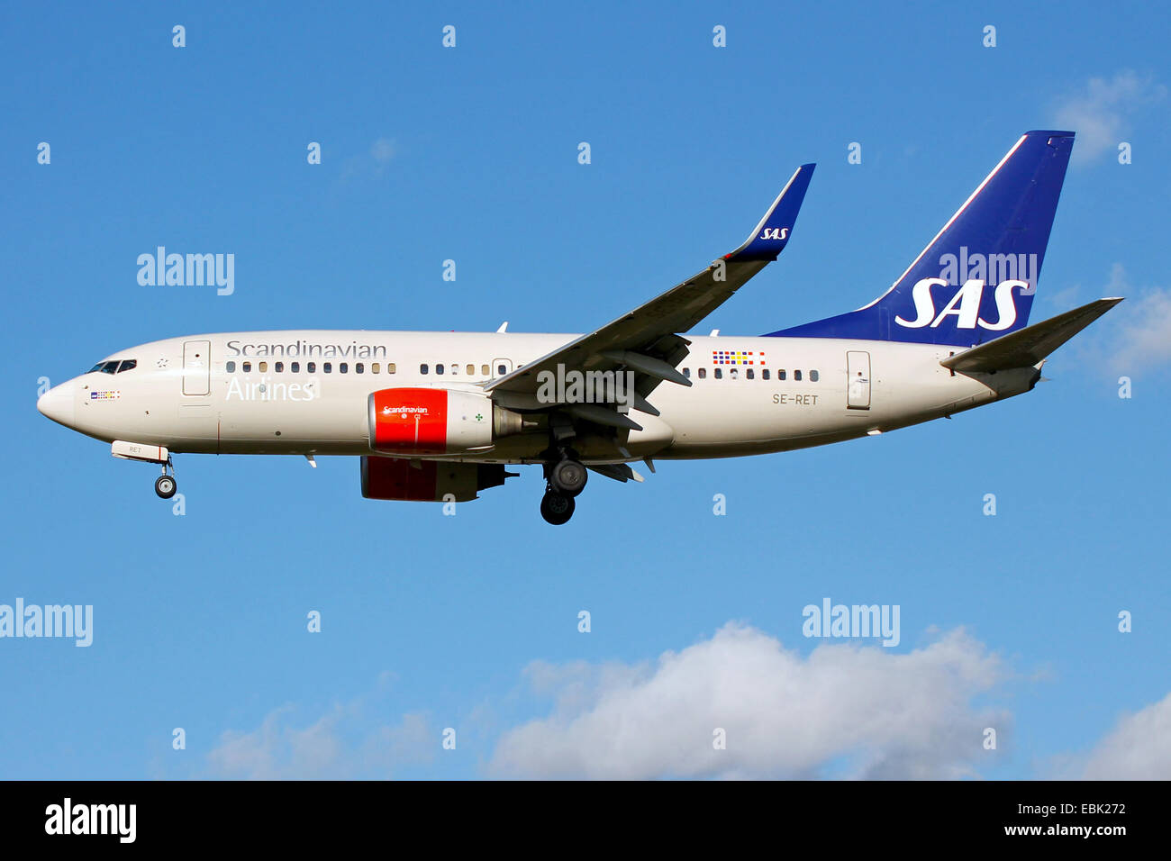 Scandinavian Airlines (SAS) Boeing 737-700 enfoques 27L de pista en el aeropuerto de Heathrow en Londres. Foto de stock