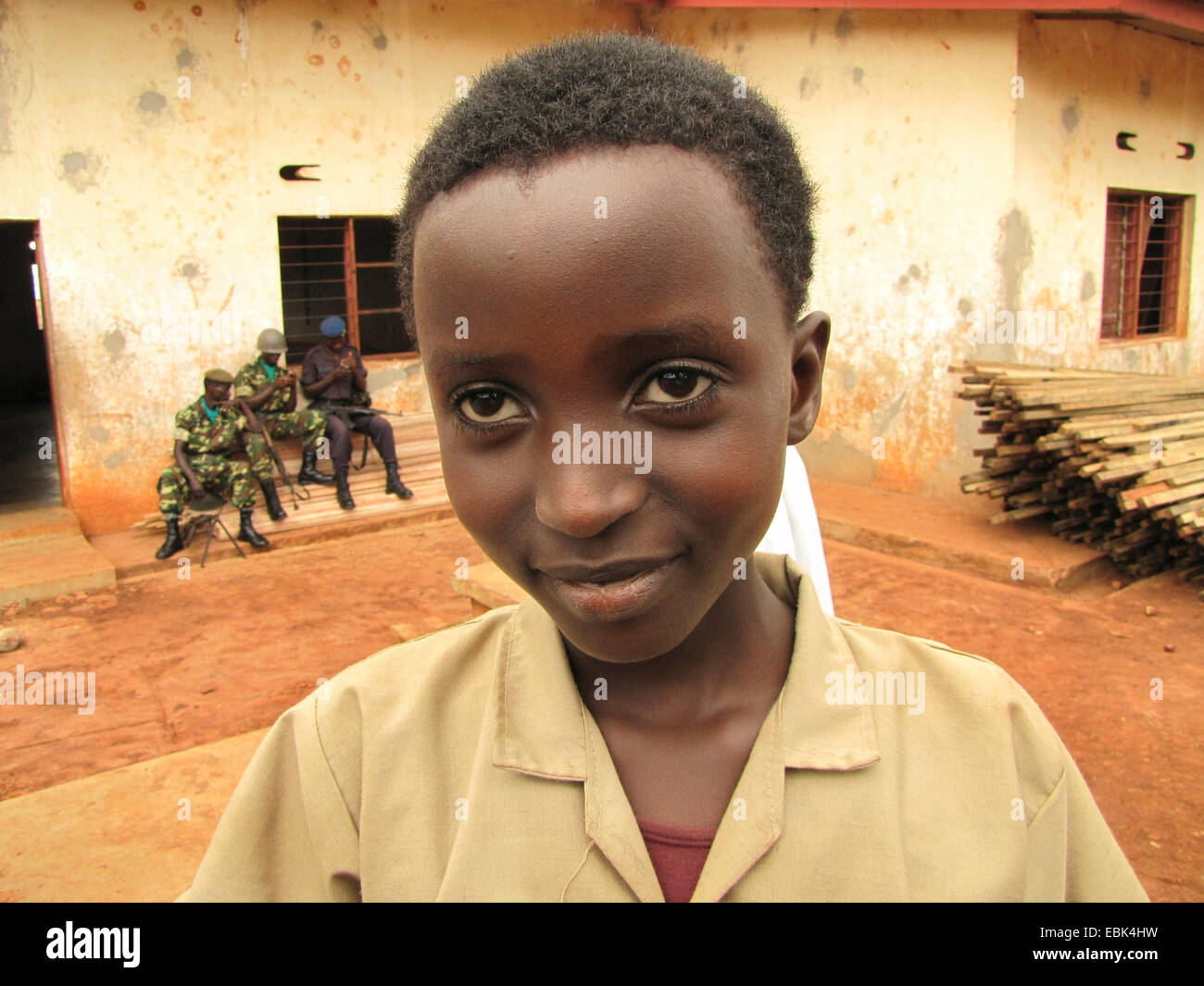 La guardia de honor del ejército de Burundi en los festejos por el Día Internacional de los Derechos Humanos (10 de diciembre de 2009), celebrado conjuntamente por el Gobierno de Burundi y la Oficina Integrada de la ONU en Burundi, un niño sonriente en primer plano, Burundi, Bujumbura rural, Kabezi Foto de stock