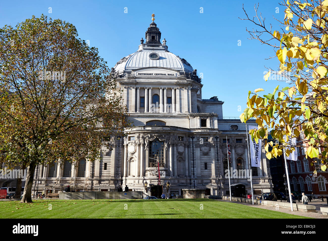 Exterior de la Metodista Central Hall, Westminster Londres tomada en un día soleado con el cielo azul. Foto de stock