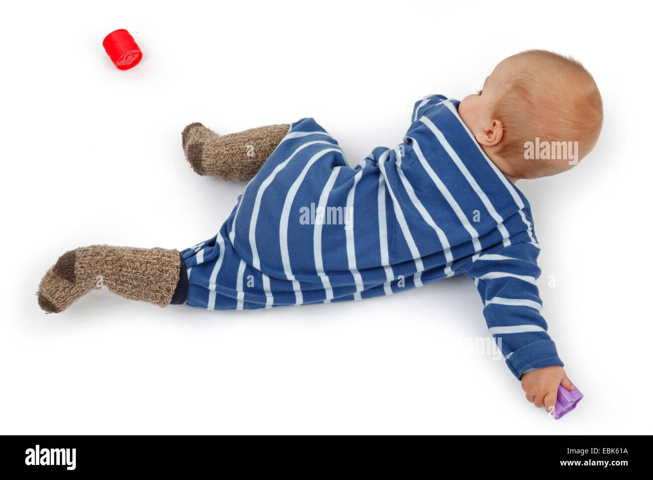 Niñito en romper tumbado en el suelo y buscar los juguetes infantiles  Fotografía de stock - Alamy