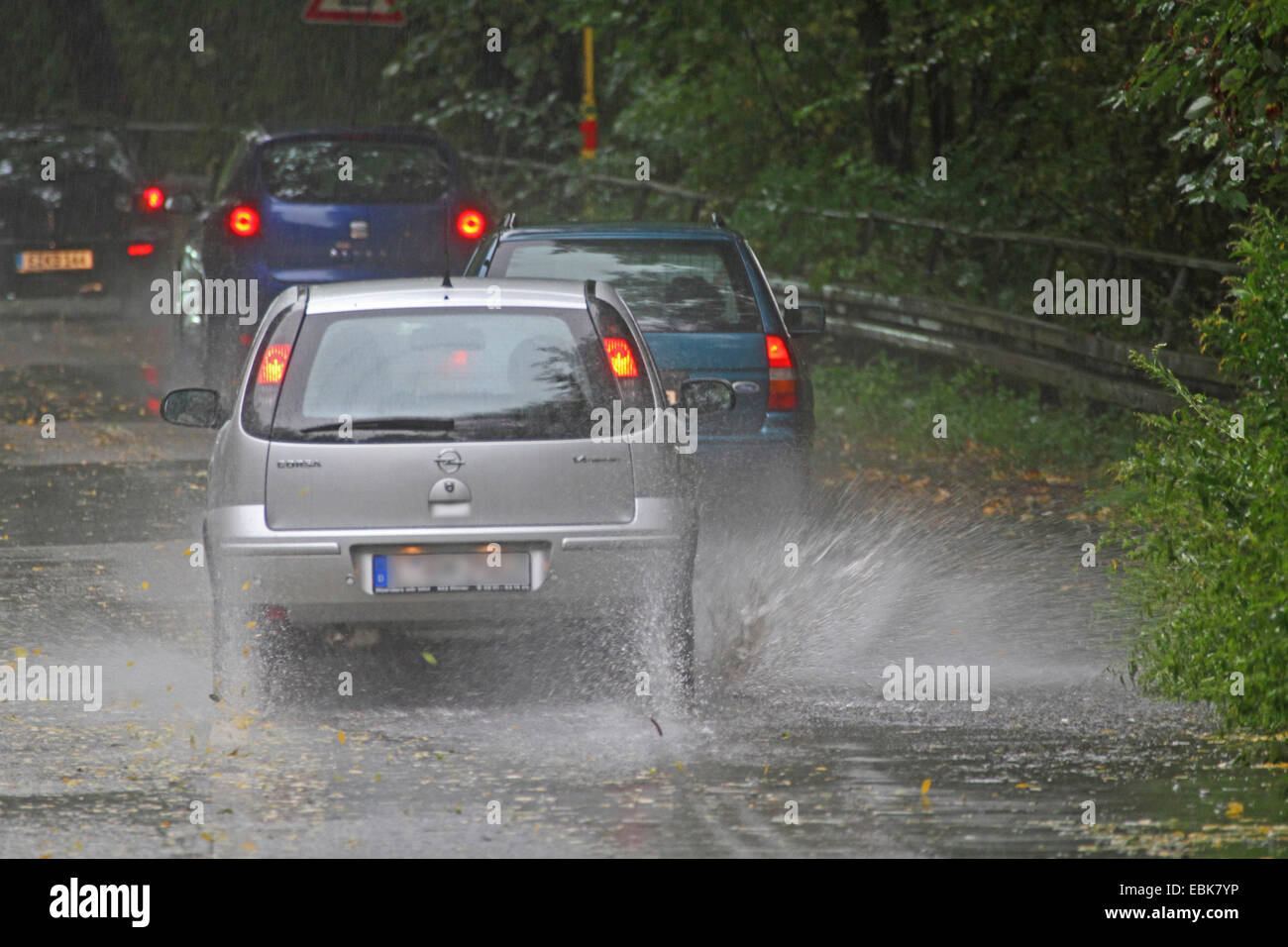 Coche pasando por carretera parcialmente inundadas, Alemania Foto de stock