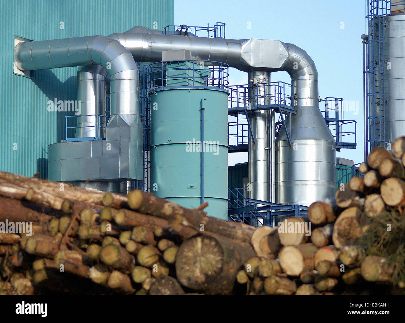 La planta de energía de biomasa y de la pila de madera Foto de stock