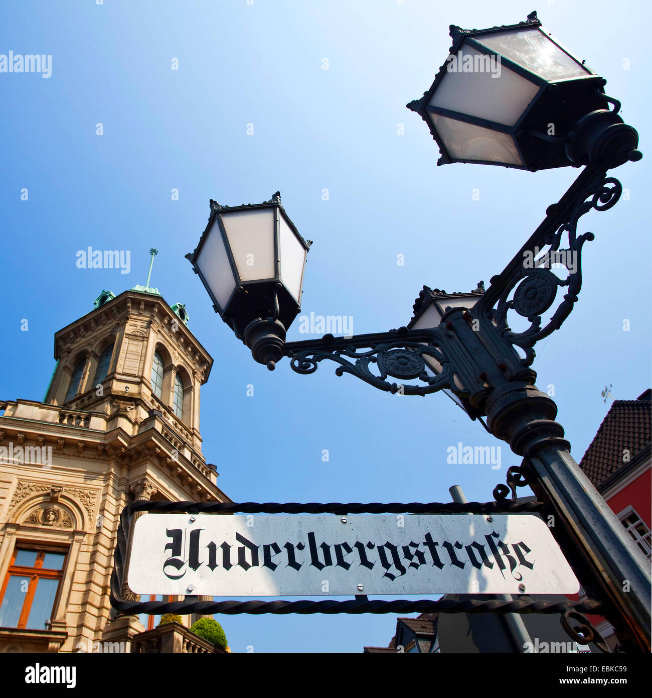 Antigua calle luces y señales de carretera en el distrito histórico de Old Town, en Alemania, en Renania del Norte-Westfalia, área de Ruhr, Rheinberg Foto de stock