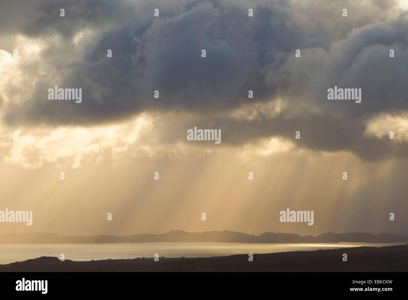 Tormenta nubes se ciernen sobre North Harris Hills, Reino Unido, Escocia, Hébridas Exteriores, Lewis Foto de stock