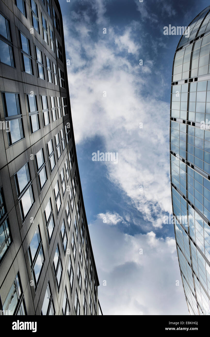 Mirando al cielo entre bloques de torre de cristal. Foto de stock