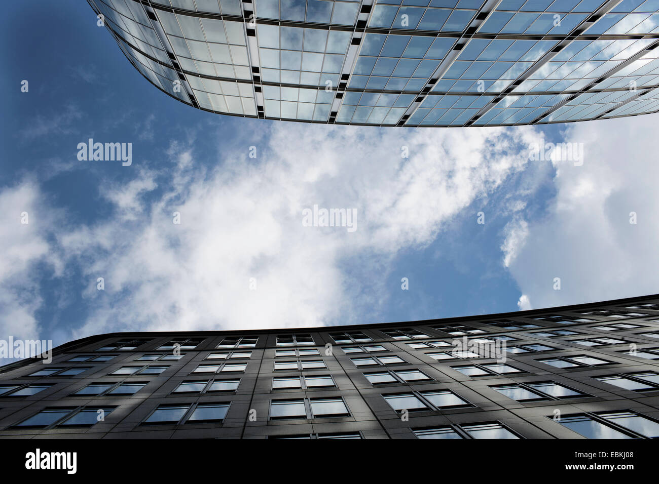 Mirando al cielo entre bloques de torre de cristal. Foto de stock