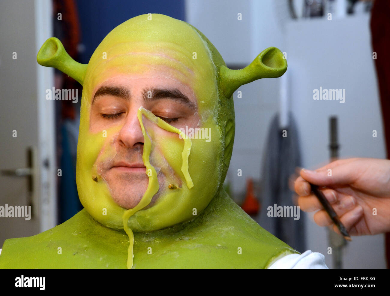 Exclusiva: músico-actor Frank Winkels se sienta en la silla de maquillaje como él se está enmascarado como verde Oger de Broadway-Musical 'Shrek' en el Teatro Capitol, Alemania, el 13 de noviembre de Exclusiva: músico-actor Frank Winkels se sienta en la silla de maquillaje como él se está enmascarado como verde Oger de Broadway-Musical 'Shrek' en el Teatro Capitol, Alemania, el 13 de noviembre de
