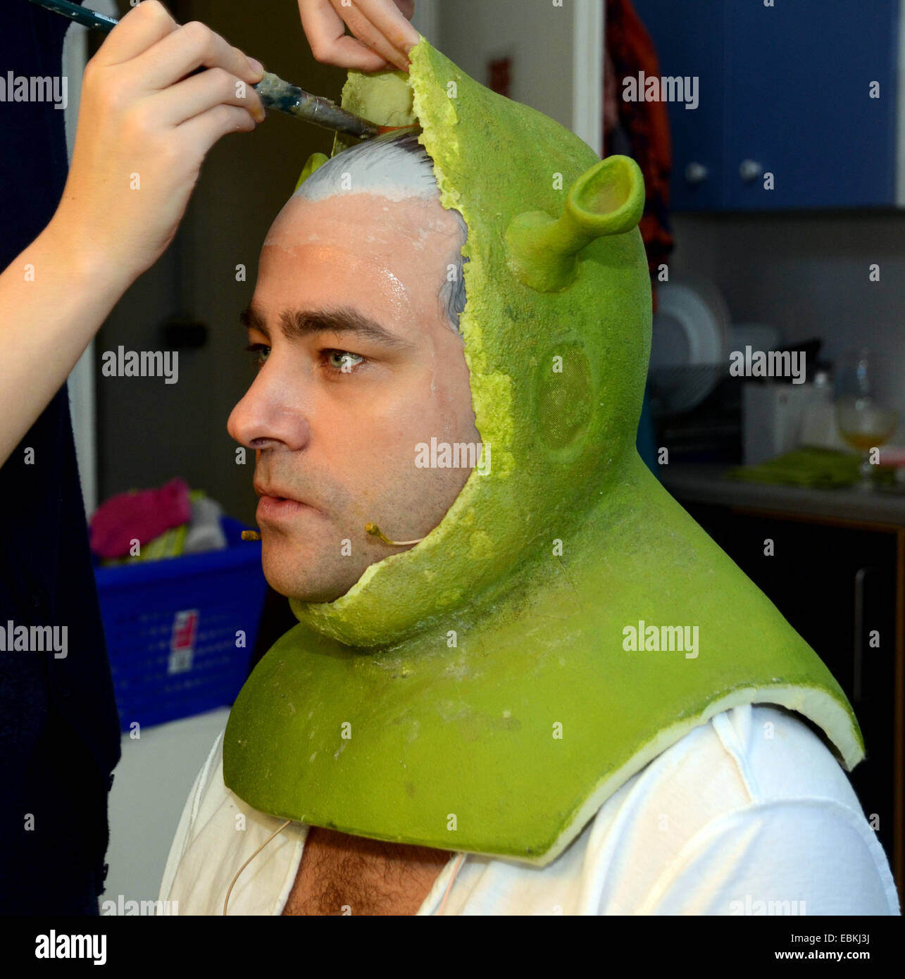 Exclusiva: músico-actor Frank Winkels se sienta en la silla de maquillaje  como él se está enmascarado como verde Oger de Broadway-Musical 'Shrek' en  el Teatro Capitol, Alemania, el 13 de noviembre de