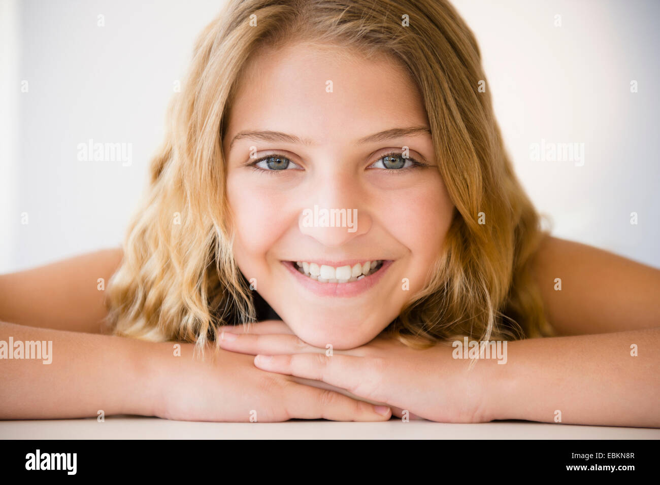 Retrato de niña sonriente (12-13) Foto de stock