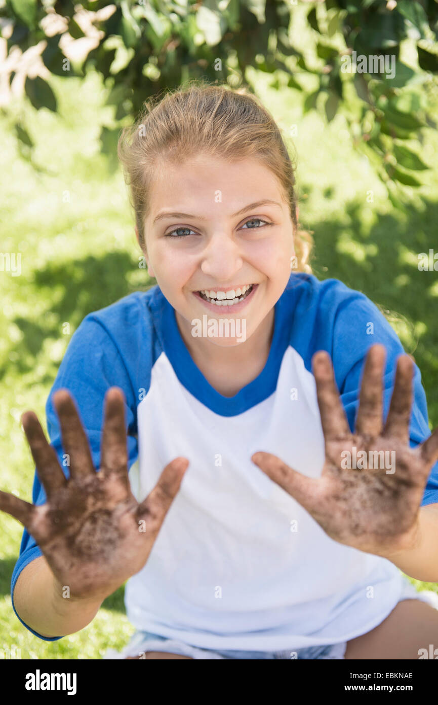 Chica (12-13) con las manos sucias Foto de stock