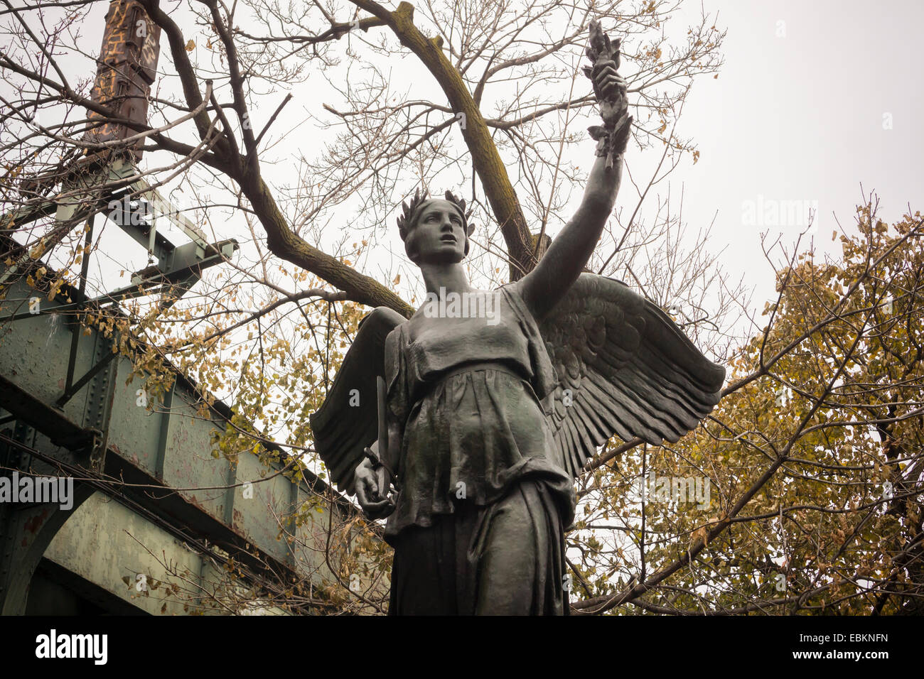 "Con la victoria de la paz', de 1921, por el escultor Pietro Montana en libertad triángulo en el barrio Bushwick de Brooklyn Foto de stock