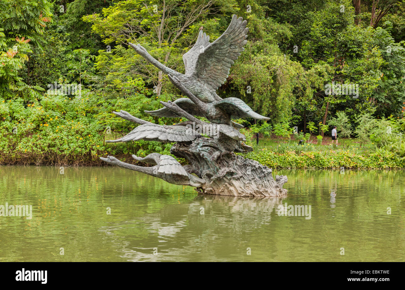 Los jardines botánicos de Singapur, el Cisne escultura, escultura de cisnes de tomar vuelo, el lago de los Cisnes. Foto de stock