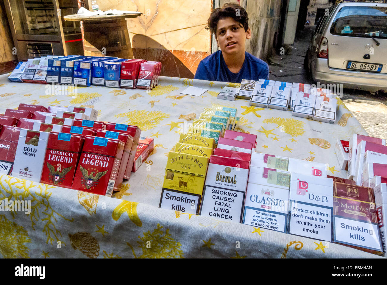 Un muchacho vendiendo cigarrillos libres de impuestos en las calles de Nápoles. Foto de stock