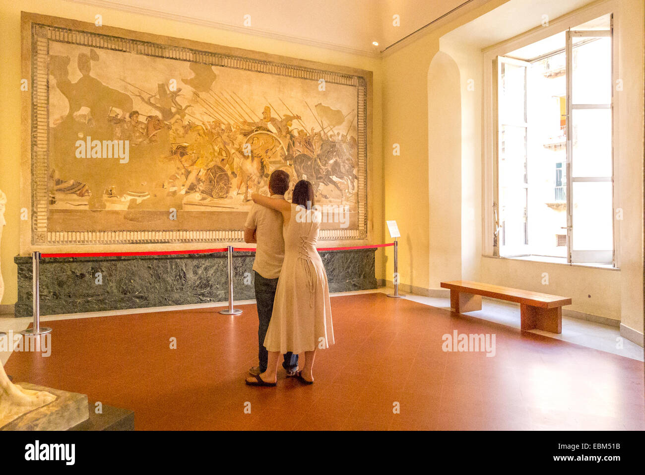 Una pareja mirando el Alexander Mosaic, en el Museo Arqueológico Nacional de Nápoles. Foto de stock