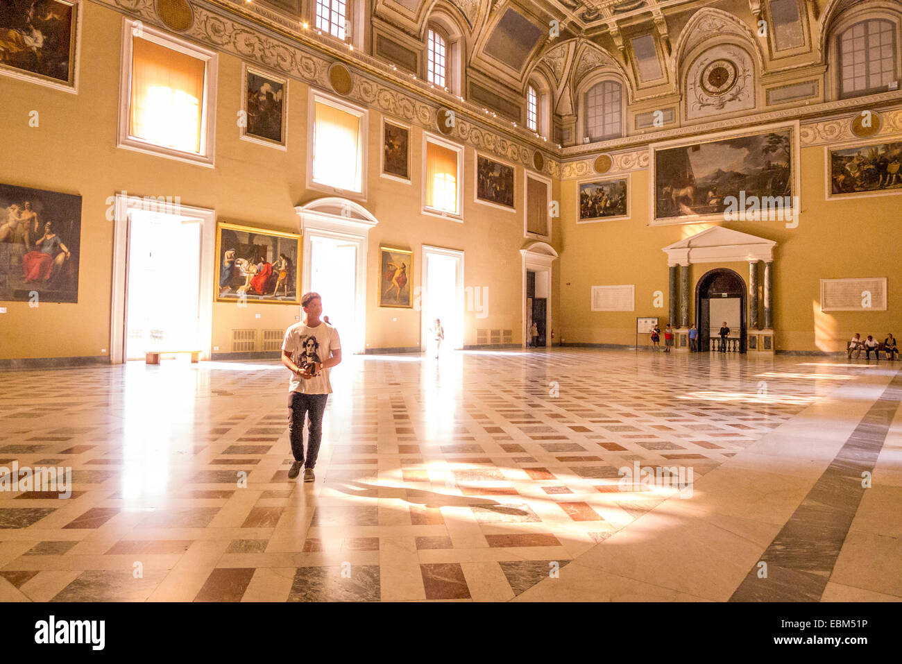 La sala meridiana en el Museo Arqueológico Nacional de Nápoles. Foto de stock
