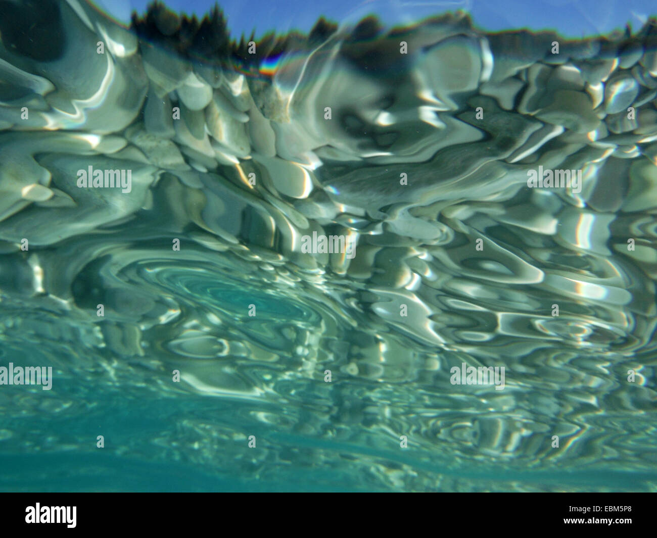 Vista submarina, reflejo de los fondos marinos Foto de stock