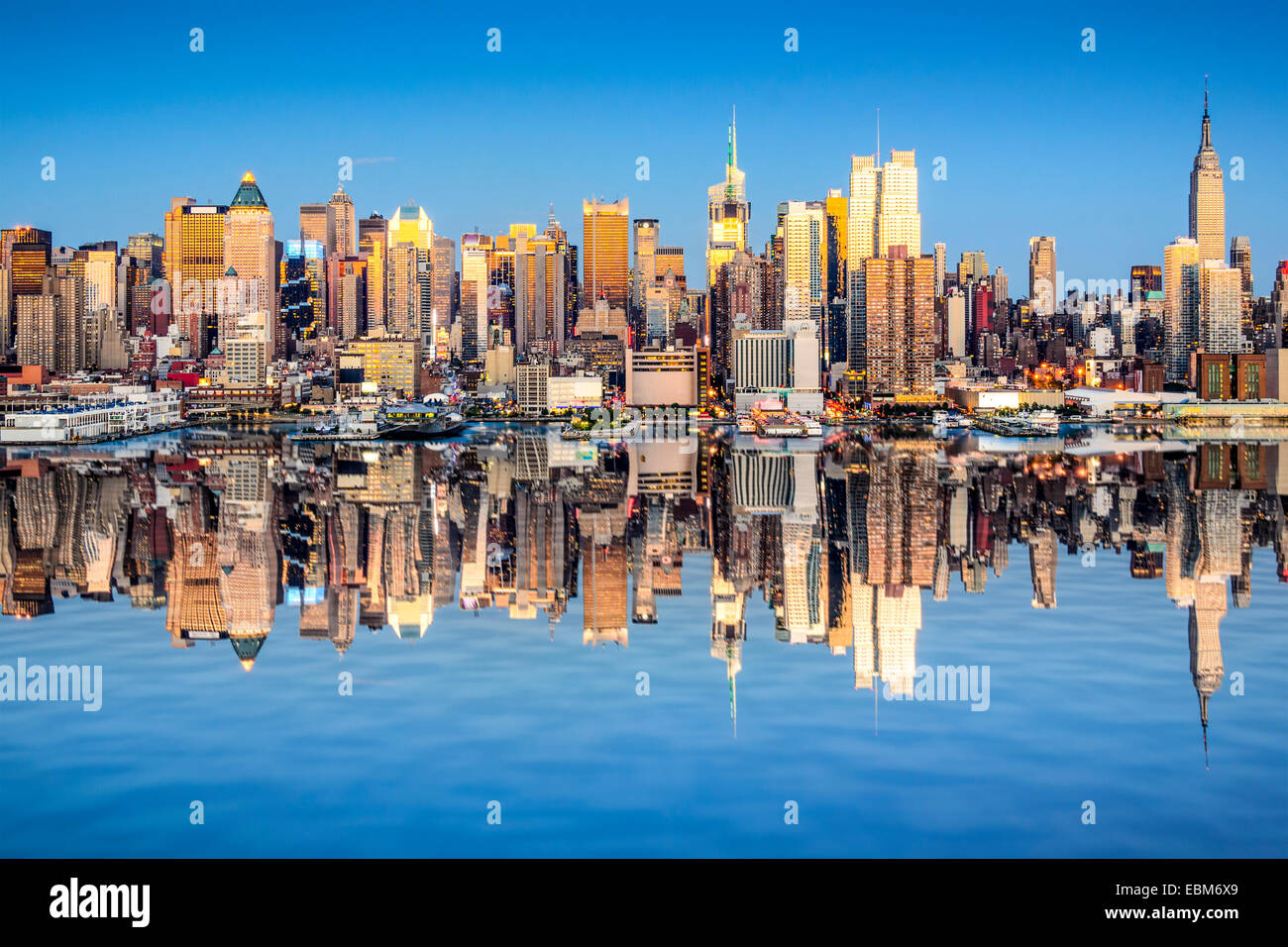 La Ciudad de Nueva York, EE.UU., el horizonte de la ciudad de Midtown Manhattan. Foto de stock