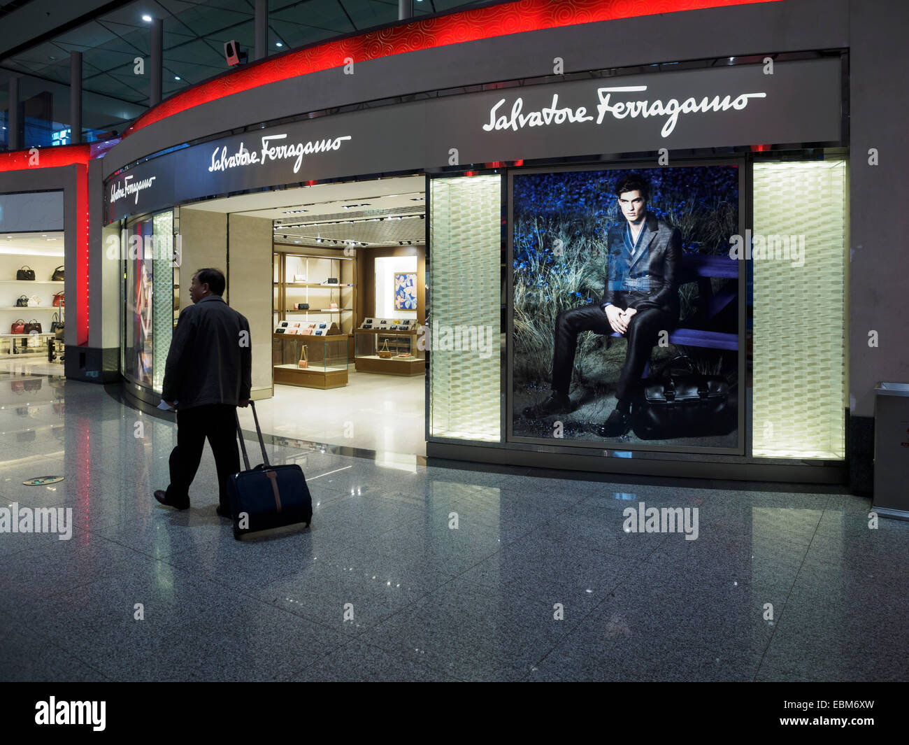 Ropa de tiendas del aeropuerto fotografías e imágenes de alta resolución -  Alamy