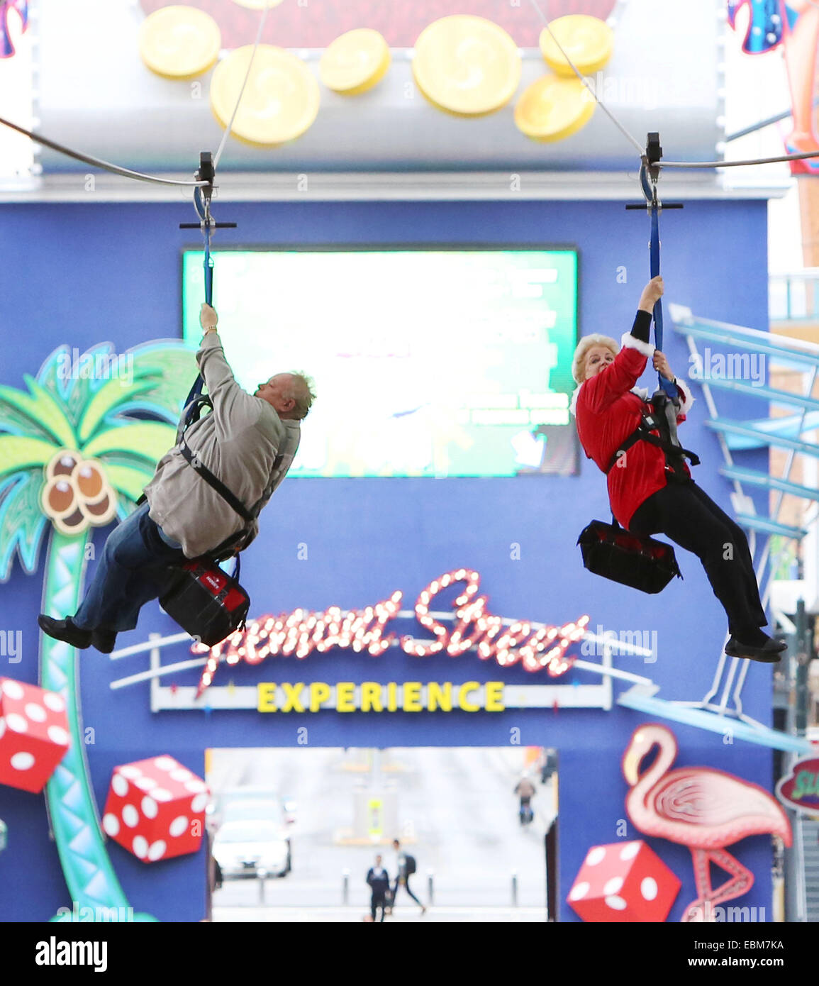 Las Vegas, NV, EE.UU.. 2 de diciembre de 2014. Alcalde de Las Vegas CAROLYN GOODMAN, derecho y personalidad de entretenimiento ROBIN LEACH dash abajo de la grande-que-vida SlotZilla zipline el martes, 2 de diciembre de 2014 en Las Vegas. LEACH y Goodman retado a ride SlotZilla a cambio de una donación de $5,000 cada uno a Las Vegas, el gran evento de Caridad de Santa ejecutar, teniendo lugar Sábado, 6 de diciembre. Crédito: Bizuayehu Tesfaye/Cable/ZUMA ZUMAPRESS.com/Alamy Live News Foto de stock