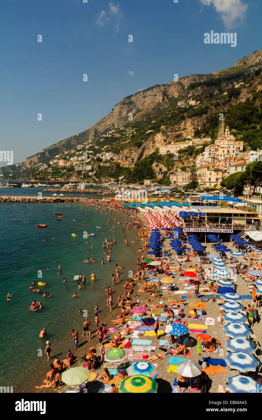 La abarrotada playa de Amalfi, en la región de Campania, Italia, un destino popular a lo largo de la costa de Sorrento. Foto de stock
