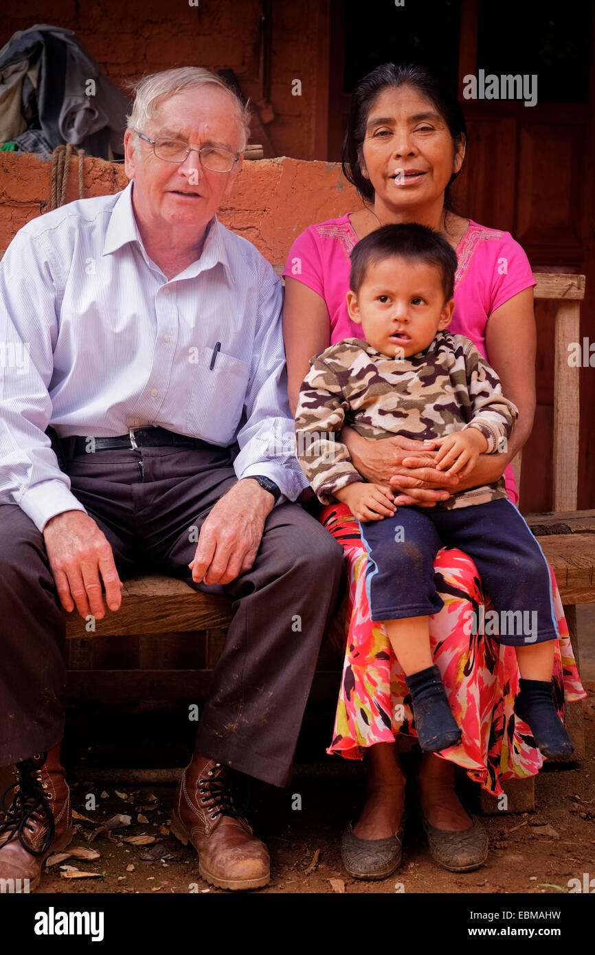 Sacerdote misionero irlandés y una zapoteca y su nieto en una aldea de montaña en Oaxaca, México Foto de stock