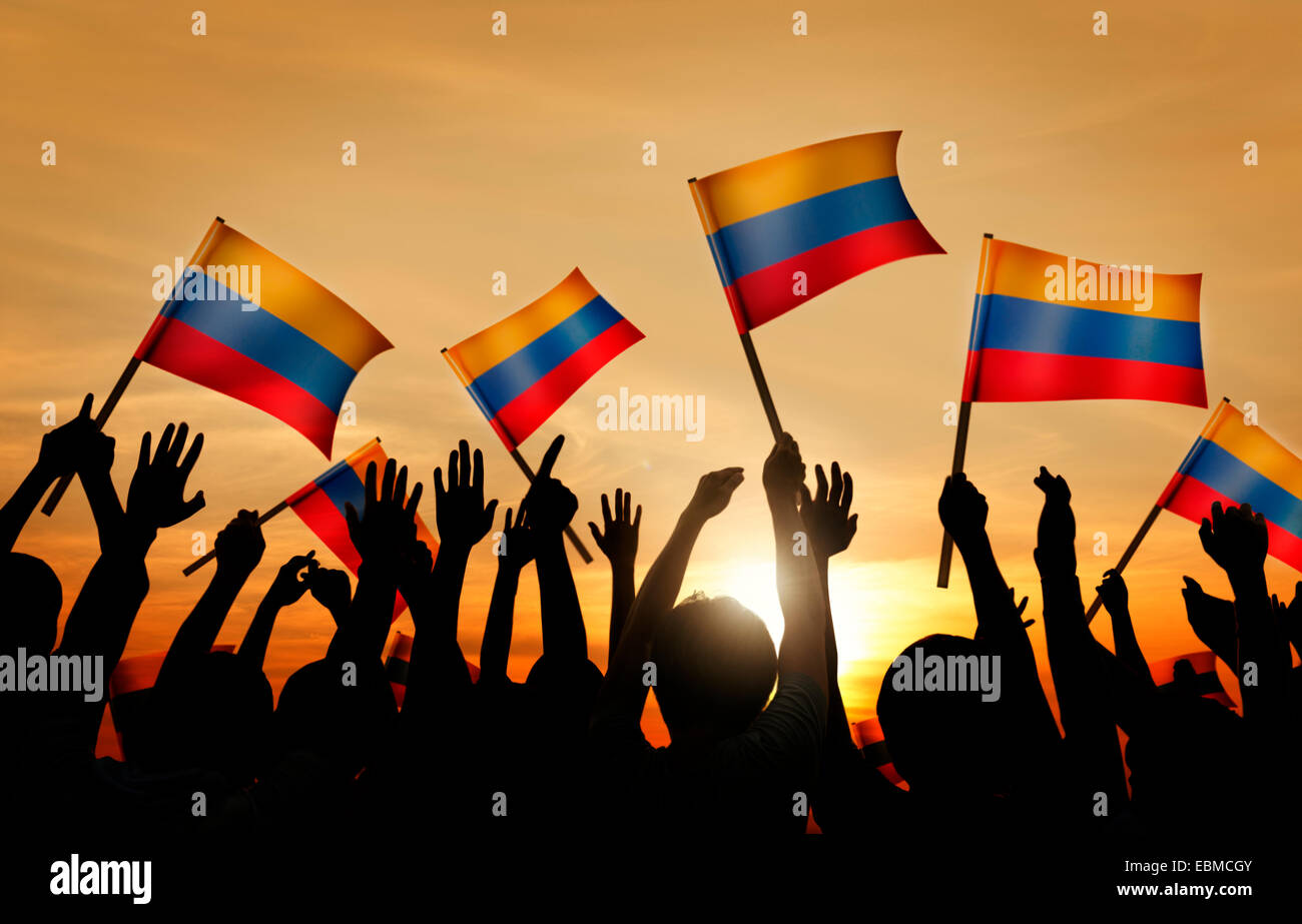Siluetas de personas sosteniendo la bandera de Colombia Fotografía de stock  - Alamy