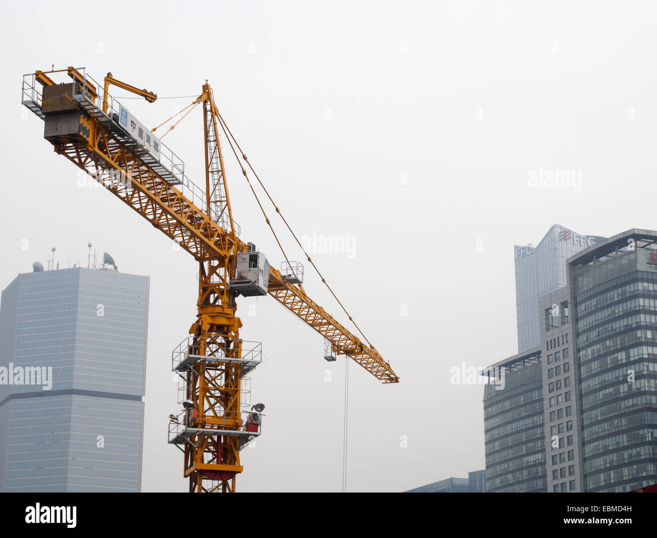Grúa de construcción en medio de altos edificios en Beijing, China Foto de stock