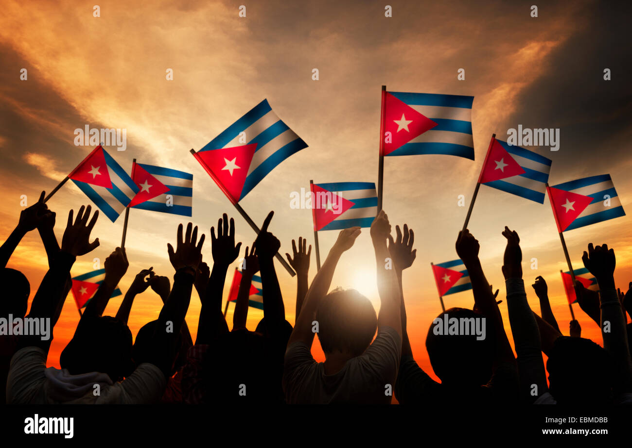 Siluetas de personas sosteniendo la bandera de Cuba Foto de stock