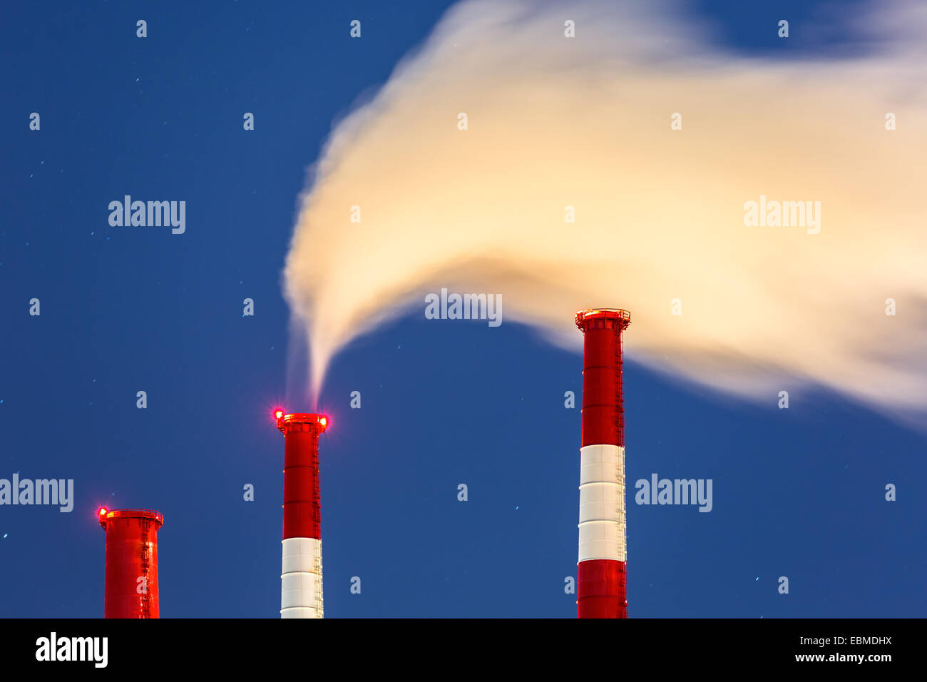 Power Station chimeneas con una nube de vapor impulsada por el viento en una fría noche de invierno estrellado. Foto de stock