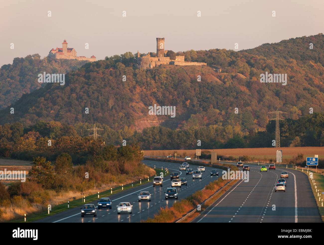 Autobahn A4, Wachsenburg Muehlburg y castillos en la espalda, Muhlberg, Turingia, Alemania Foto de stock