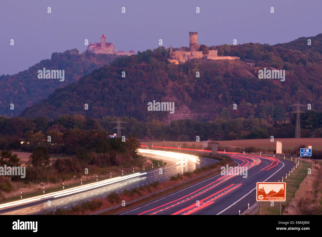 Autobahn A4, Wachsenburg Muehlburg y castillos en la espalda, Muhlberg, Turingia, Alemania Foto de stock
