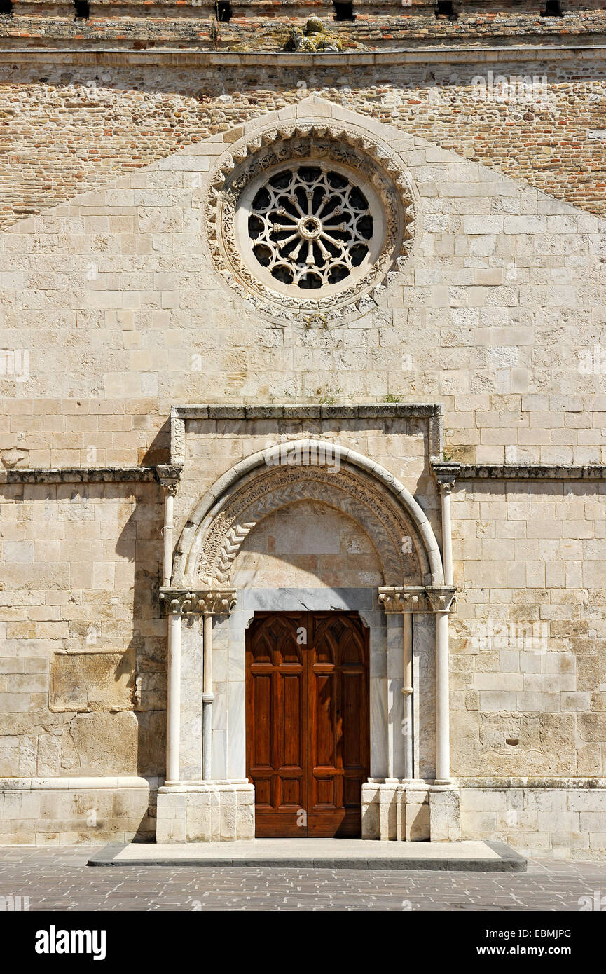 Rosetón, porche, la catedral, la Cattedrale di San Giuseppe, siglo XIII, el centro histórico, el vasto, Abruzzo, Italia Foto de stock